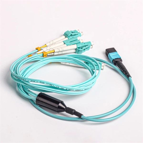 Multiple optical cables are spliced ​​into the fiber distribution box 