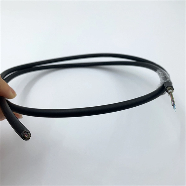 How many groups of wires are used to connect a 12-core optical cable 
