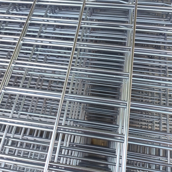 How many single-mode fiber cores are used in the core layer 